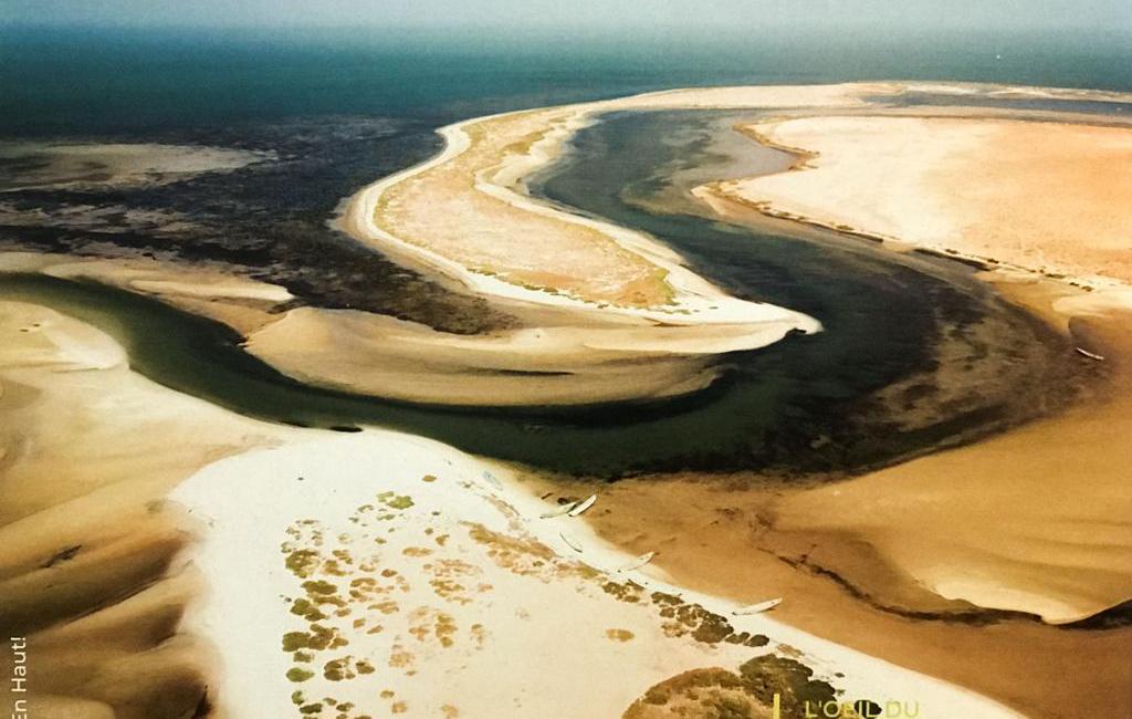 <div style="text-align: center;"><b>Zone Humide Du Parc National Du BANC D'ARGUIN&nbsp;</b></div><div style="text-align: center;"><b>Photo :&nbsp;L'Œil&nbsp;du Cap TIRIS</b></div><div style="text-align: center;"><b><br></b></div><ul><li style="text-align: left;">Wilaya : Dakhlet Nouadhibou</li><li style="text-align: left;">Moughataa : Chami</li><li style="text-align: left;">Commune : Mamghar</li><li style="text-align: left;">Superficie : 12 000 km<sup>2&nbsp;</sup></li><li style="text-align: left;">&nbsp;Durée de présence de l'eau : 12 mois</li></ul><p style="text-align: left;">Le Banc d'Arguin est une région de hauts fonds et de basse marées qui couvrent une large partie du plateau continental mauritanien. Il se situe entre le Cap Blanc et le Cap Timiris.</p><p style="text-align: left;">Le parc national du Banc d'Arguin (PNBA) a été créé en 1976. Il s'etend sur une superficie de 1 200 000 hectares, dont la moitié en domaine marin. Le Banc d'Arguin est l'une des zones les plus importantes au monde pour les oiseaux nicheurs et les et les échassiers migrateurs d'origine paléarctique. Zone de reproduction et de grossissement de plusieurs espèces (poissons, mammifères, tortues, oiseaux, etc ...), la zone est tapissée de l'un des couverts végétaux (herbiers marins) les plus denses au monde avec une grande capacité de séquestration de carbone. Le Banc d'Arguin est désigné site RAMSAR depuis 1982 et site du patrimoine mondial de l'UNESCO en 1989.</p><p style="text-align: left;"><b>Pressions et contraintes</b></p><p style="text-align: left;">A l'instar des autres sites littoraux, le PNBA subi diverses pressions d'ordre anthropiques (pêche, tourisme, exploration et exploitation pétrolière, exploitation aurifère, etc...) et naturelles les effets des changements climatiques.</p>